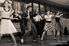 Plesni swing nastop s koreografijo Madison